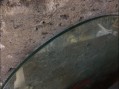Photo 1 — Grand plateau de verre épais rond pour table.